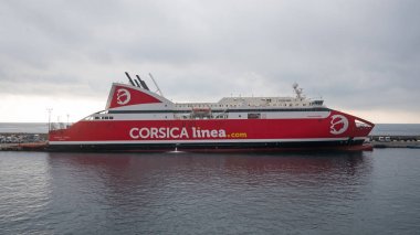 Bastia, Fransa - Temmuz, 2017 yaklaşık: Corsica linea feribot Bastia Harbour. 