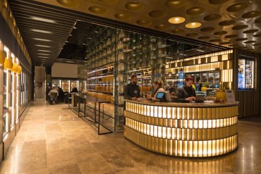 Bologna, İtalya - Aralık, 2017 yaklaşık: Parmiggiano Reggiano Fico Eataly dünya, Bologna, yer alan içinde dünyanın en büyük agrofood Parkı deposudur. İç görünüm.