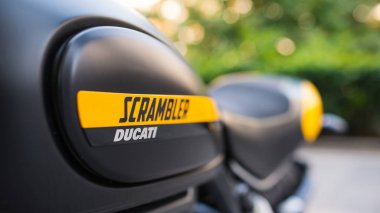 Milan, İtalya - 29 Eylül 2016: Ducati Scrambler ayrıntı motosiklet adı tank (sığ dof). Yeni Scrambler 2014 yılında Ducati, Bologna bir İtalyan şirketi tarafından tanıtıldı.