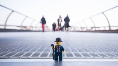 Ocak, 2018 yaklaşık - Londra, İngiltere: Lego Millennium Köprüsü İngiliz adam. Lego inşaat oyuncaklar çocuklar ve koleksiyonerler dünya çapında popüler popüler bir çizgidir. Açıklayıcı yazı işleri.