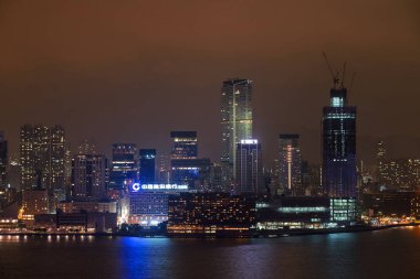 Hong Kong, Çin - 21 Kasım 2015: Kowloon gökdelenler gece zaman. 