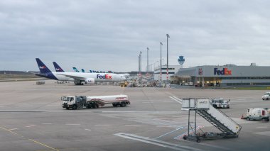 Köln, Almanya - Ocak, 2018 yaklaşık: Fedex uçak içinde Köln Bonn Uluslararası Havaalanı.