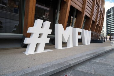 Milan, İtalya - Eylül, 2017 yaklaşık: Milan Fashion Week (Mfw) hashtag işareti. Milan Fashion Week (İtalyanca: Settimana della moda) giyim ticaret göstermek yarı her yıl Milan, İtalya'da düzenlenen.