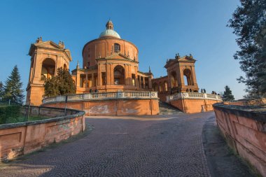 San Luca kutsal mavi gökyüzü ile güneşli bir günde. Bologna, İtalya.