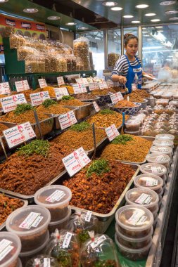 Bangkok, Tayland - 17 Kasım 2015: Veya Tor Kor Pazar iç görünüm. Veya Tor Kor Pazar taze gıda, meyve ve sebze için iyi bilinen bir yer. 