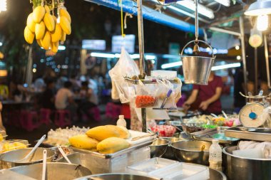 Gıda ayrıntılı satıcı Khao San Road, Bangkok ünlü düşük bütçeli otel ve pansiyonlar ve alan. 