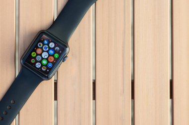 Venice, İtalya - 6 Şubat 2016: Yakından görüntü yeni Apple Watch spor bir tablo. Apple Inc, IOS ve diğer Apple ürünleri ve Hizmetleri ile entegre tarafından geliştirilen bir smartwatch Apple Watch olduğunu.