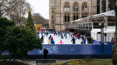 London, Büyük Britanya - Ocak, 2018 yaklaşık: Noel ağacı Doğal Tarih Müzesi dışında kış sezonunda oluşturulan ile eğleniyor buzun içinde insanlar halka.