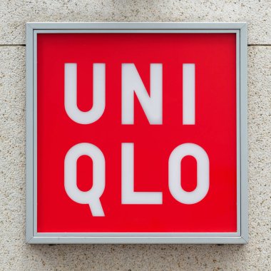 Tokyo, Japonya - Mart, 2017 yaklaşık: Uniqlo işareti. Bir Japon giyim Tasarımcısı, üretici ve perakendeci Uniqlo Co Ltd.. 