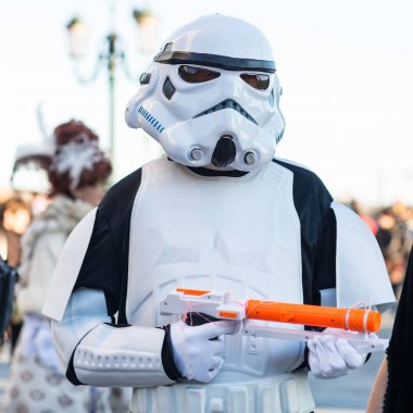 Venice, İtalya - 5 Şubat 2016: Venedik Karnavalı, güzel yıldız savaşları maskesi St. Mark's Meydanı'nda.