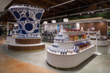 Bologna, İtalya - yaklaşık Aralık, 2017: Bologna, bulunan Amarena fabbri Fico Eataly dünya içinde dünyanın en büyük agrofood park vardır. İç görünüm.