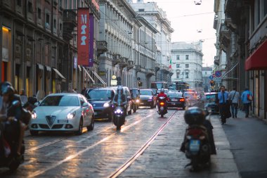 Milan, İtalya - Eylül 2016 yaklaşık: Trafik Milan alacakaranlıkta. 