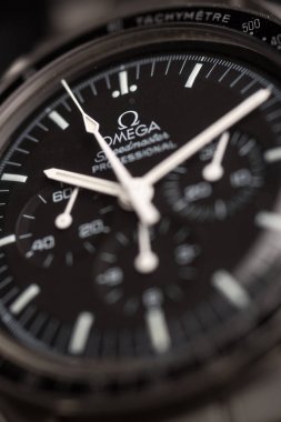 Bologna, İtalya - 12 Ekim 2017: Omega Speedmaster Professional izle. Omega saatler 19 yüzyıldan beri oluşturma ve ayın ilk nöbet yapıldı. Açıklayıcı yazı işleri. Sığ dof