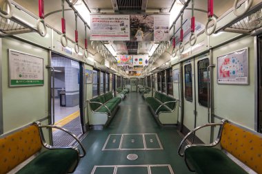 Tokyo, Japonya - Mart, 2017 yaklaşık: Metro vagonu iç görünümü.