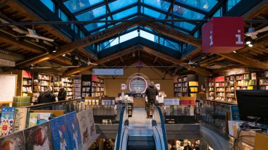 Bologna, İtalya - yaklaşık Aralık, 2018: İç Bologna kitapçıda Coop görünümünü.