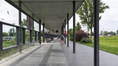 Berlin, Almanya - Ağustos, 2017 yaklaşık: İnsanlar Schoenefeld Uluslararası Havaalanı, ikinci büyük Berlin airport Tegel sonra dışında.