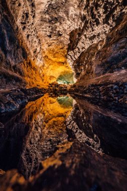 Yeşil mağara - Cueva de los Verdes, şaşırtıcı bir lav tüp ve turistik cazibe Lanzarote Adası, İspanya. Su yansıma optik bir yanılsama neden olur..
