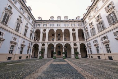 Torino, İtalya - Şubat, 2018 yaklaşık: Saluzzo Paesana Sarayı avlu. Saray 1715 ve 1722 arasında Baldassarre Saluzzo için Gian Giacomo Plantery tarafından inşa edilmiştir.