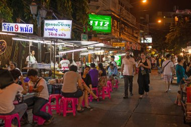 Bangkok, Tayland - 13 Kasım 2015: Turist ve backpackers yürüyüş Khao San Road, Bangkok ünlü düşük bütçeli otel ve pansiyonlar ve alan. 