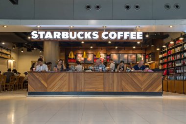 Bangkok, Tayland - 20 Kasım 2015: Starbucks kahve Uluslararası Havaalanı içinde. Starbucks dünyanın en büyük kahvehane şirketidir.