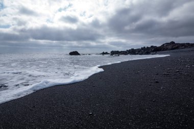 Playa Montana Bermeja Adası Lanzarote, Kanarya Adaları dramatik gökyüzü ile. İspanya, Europe. 