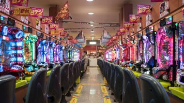 Kyoto, Japonya - Mart, 2017 yaklaşık: İnsanlar bir Pachinko içinde. 