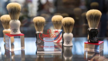Bologna, İtalya - 16 Mart 2018: Omega erkek tıraş fırçaları Cosmoprof sergisinde en büyük güzellik ve kozmetik sektöründe ticaret İtalya'da göster.