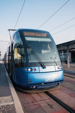 Padua, İtalya - 11 Şubat 2018: Modern tramvay sokakta.