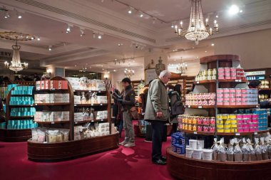Ocak, 2018 yaklaşık - Londra, İngiltere: Fortnum'un ve Mason iç mağaza (Piccadilly). Fortnum'un ve Mason 1707'William Fortnum'un ve Hugh Mason tarafından kurulan bir ünlü mağaza olduğunu.