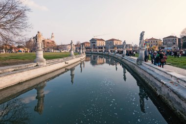 Padua, İtalya - 11 Şubat 2018: Prato della Valle kare Karnaval sırasında eğlenmek insanlar.