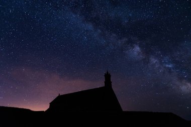 Gece yıldız üzerinden Pointe du Van kilisede Brittany, Fransa.