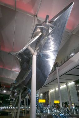 London, Büyük Britanya - Ocak, 2018 yaklaşık: akım heykelini Richard Wilson, Terminal 2, Heathrow Havaalanı, Greater London.