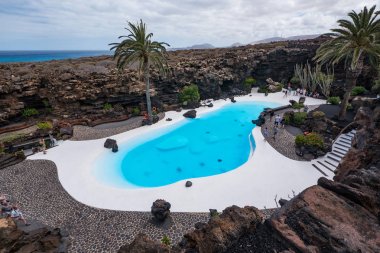 Lanzarote, İspanya: Yaklaşık Haziran, 2017: volkanik ziyaret insanlar teslim olup Jameos del Agua, 1966 yılında mimar Manrique tarafından oluşturulmuş.