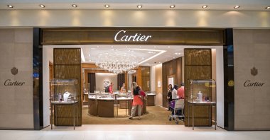 Bangkok, Tayland - 20 Kasım 2015: Cartier mağazası Suvarnabhumi Uluslararası Havaalanı içinde. Cartier tasarlar, üretir, dağıtır ve mücevher ve saatler satıyor. Paris'te 1847 yılında kurulan.