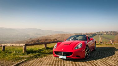 Bologna, İtalya - 8 Aralık 2013: Ferrari California spor araba Bologna tepelerde. İtalyan üretici Ferrari tarafından üretilen bir grand 2 + 2 spor araba Ferrari California olduğunu.