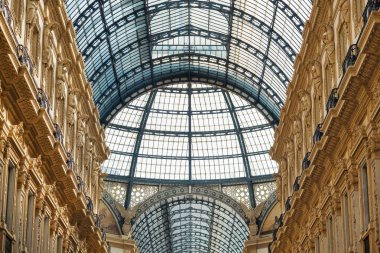 Milan, İtalya - 28 Eylül 2016: Perspektif görünümünü Galleria Vittorio Emanuele II Galerisi alışveriş.