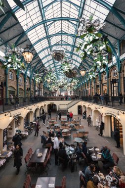 Yaklaşık Ocak, 2018 - Londra, İngiltere: Noel zamanı sırasında Covent Garden pazarının iç görünüm.