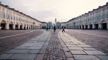 Torino, İtalya - Şubat, 2018 yaklaşık: insanlar San Carlo Emanuele filiberto heykeli ile kare. 