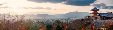 Gün batımında Kiyomizudera Tapınağı'nda Pagoda panoramik manzaralı. Bu tapınak saf su Tapınağı, olarak da bilinir, Japonya'nın en ünlü tapınak biridir. Kyoto, Japonya.