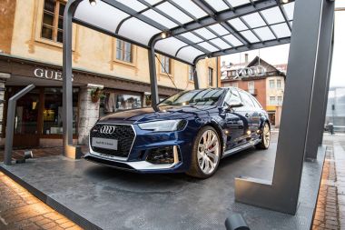 Cortina, İtalya - Aralık, 2017 yaklaşık: Audi Rs4 spor otomobil avant Fuar sokak.