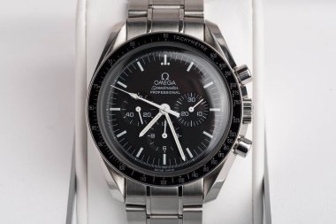 Bologna, İtalya - 12 Ekim 2017: Omega Speedmaster Professional izle. Omega saatler 19 yüzyıldan beri oluşturma ve ayın ilk nöbet yapıldı. Açıklayıcı yazı işleri.