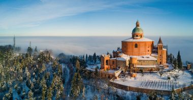San Luca Sanctuary havadan görünümü mavi gökyüzü ile kış zamanında karla kaplı. Bologna, İtalya.