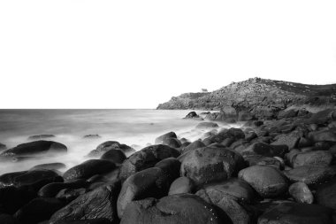 Yalnız ev, uzun pozlama sahil şeridine panoramik manzaralı. Brittany, Fransa. Siyah beyaz resim.