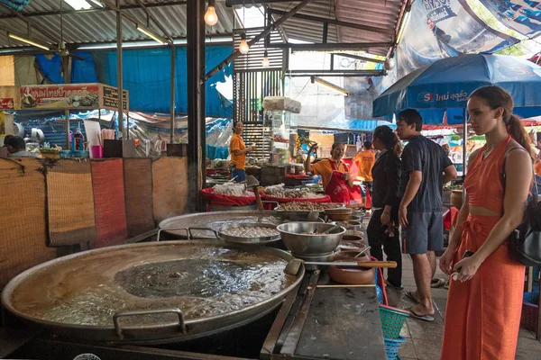 Bangkok Tajlandia Listopada 2015 Młoda Kobieta Wewnątrz Tradycyjnego Targu Żywnością — Zdjęcie stockowe