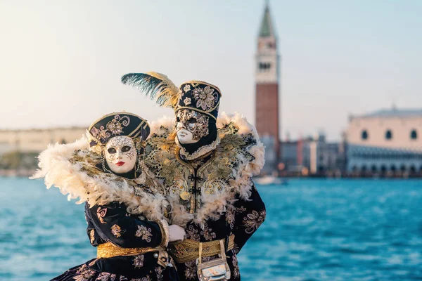 バック グラウンドでマルコ広場とセント ジョージ島の美しいマスク ヴェネツィアのカーニバル — ストック写真