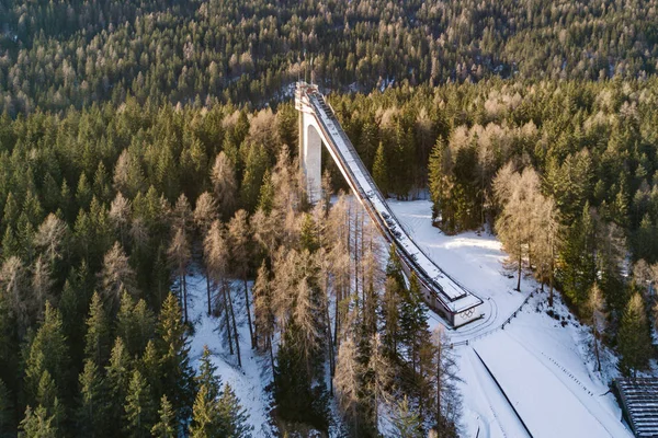Olimpiyat Kayak atlama trambolin kış zamanında. Havadan görünümü.