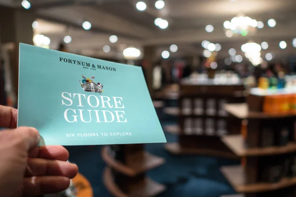 London Januar 2018 Hand Holding Fortnum Mason Store Guide Fortnum — Stockfoto
