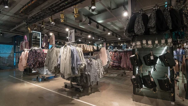 Berlin, Almanya - Temmuz, 2017 yaklaşık: Alexanderplatz PRIMARK deposunun iç görünüm. PRIMARK bir İrlandalı giyim perakendeci, piyasaya düşük maliyetli sonunda giyim şirketi satar.