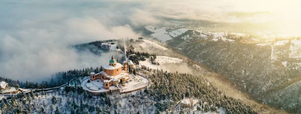 Панорамный Вид Святилище Сан Лука Покрытое Снегом Зимнее Время Голубым — стоковое фото