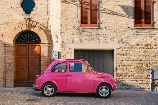 Altidona Italië Februari 2016 Oude Roze Fiat Nuova 500 Stadsauto — Stockfoto